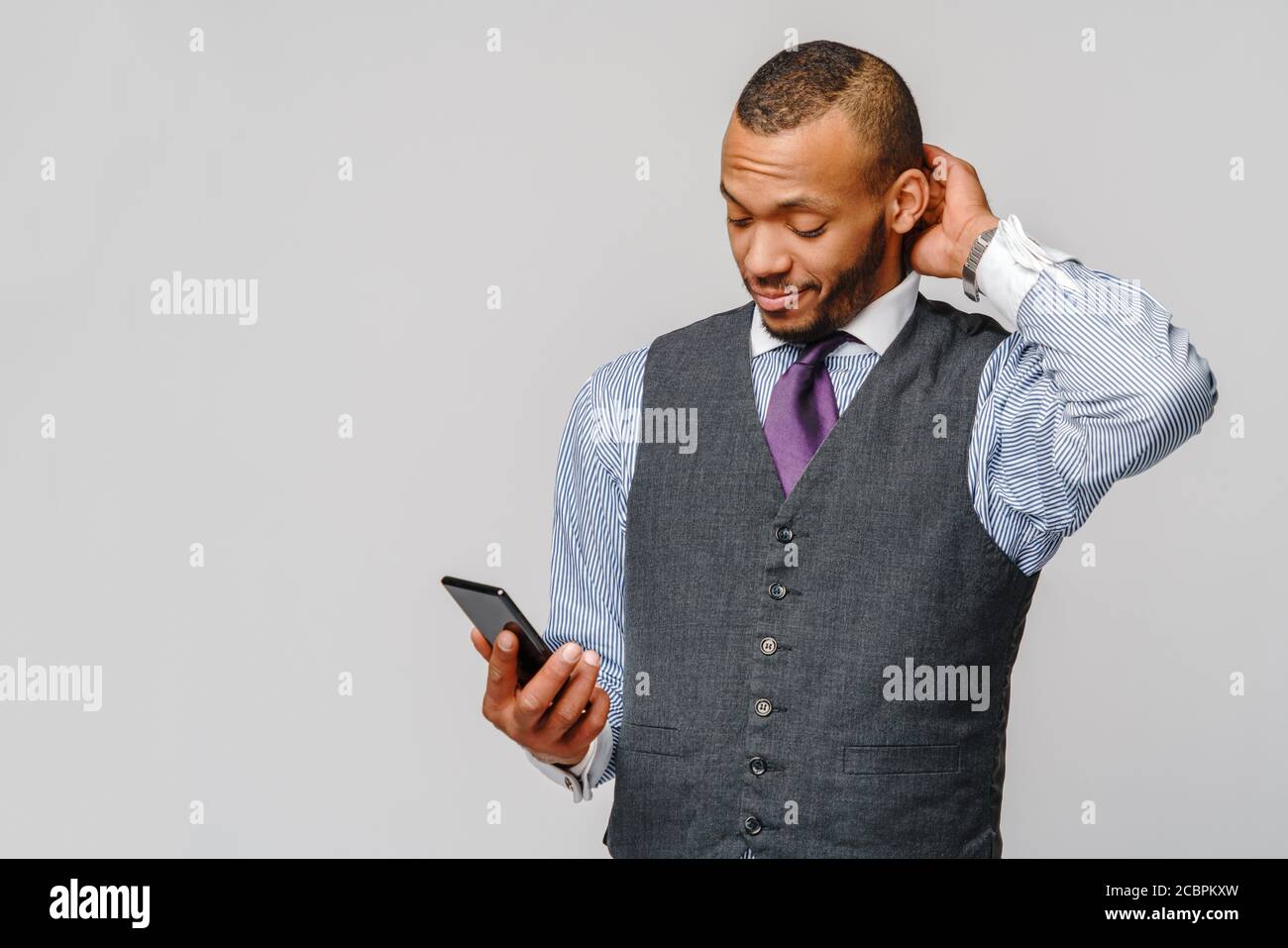 profesional afroamericano hombre de negocios con teléfono móvil Foto de stock
