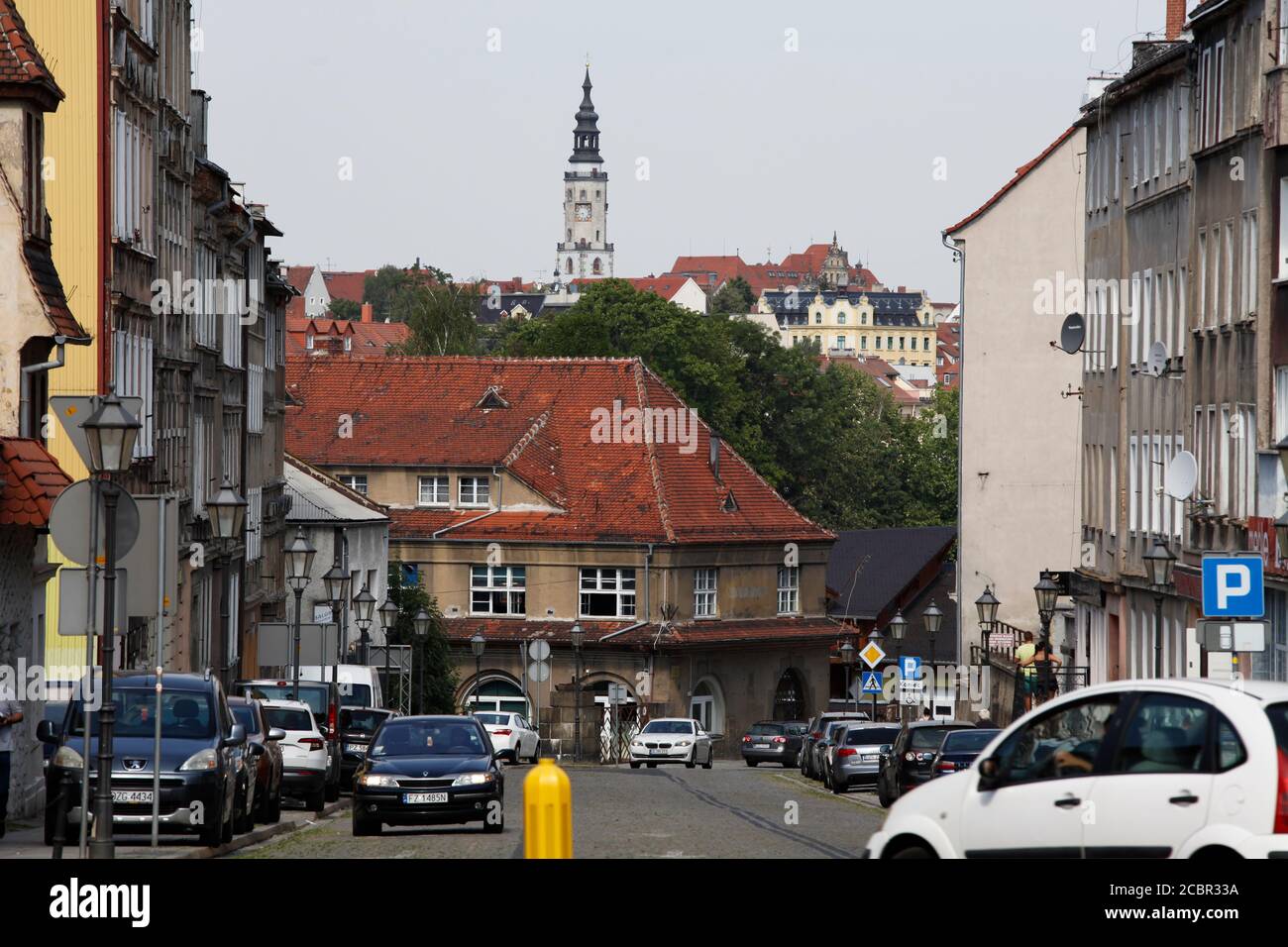 Blick in die Daszyńskiego / früher Prager Strasse in Zgorzelec Polen, im Hintergrund das Rathaus in Görlitz am 15.8.2020 Foto de stock