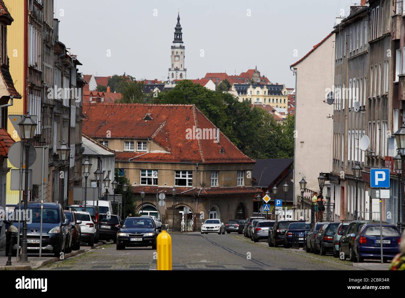 Blick in die Daszyńskiego / früher Prager Strasse in Zgorzelec Polen, im Hintergrund das Rathaus in Görlitz am 15.8.2020 Foto de stock