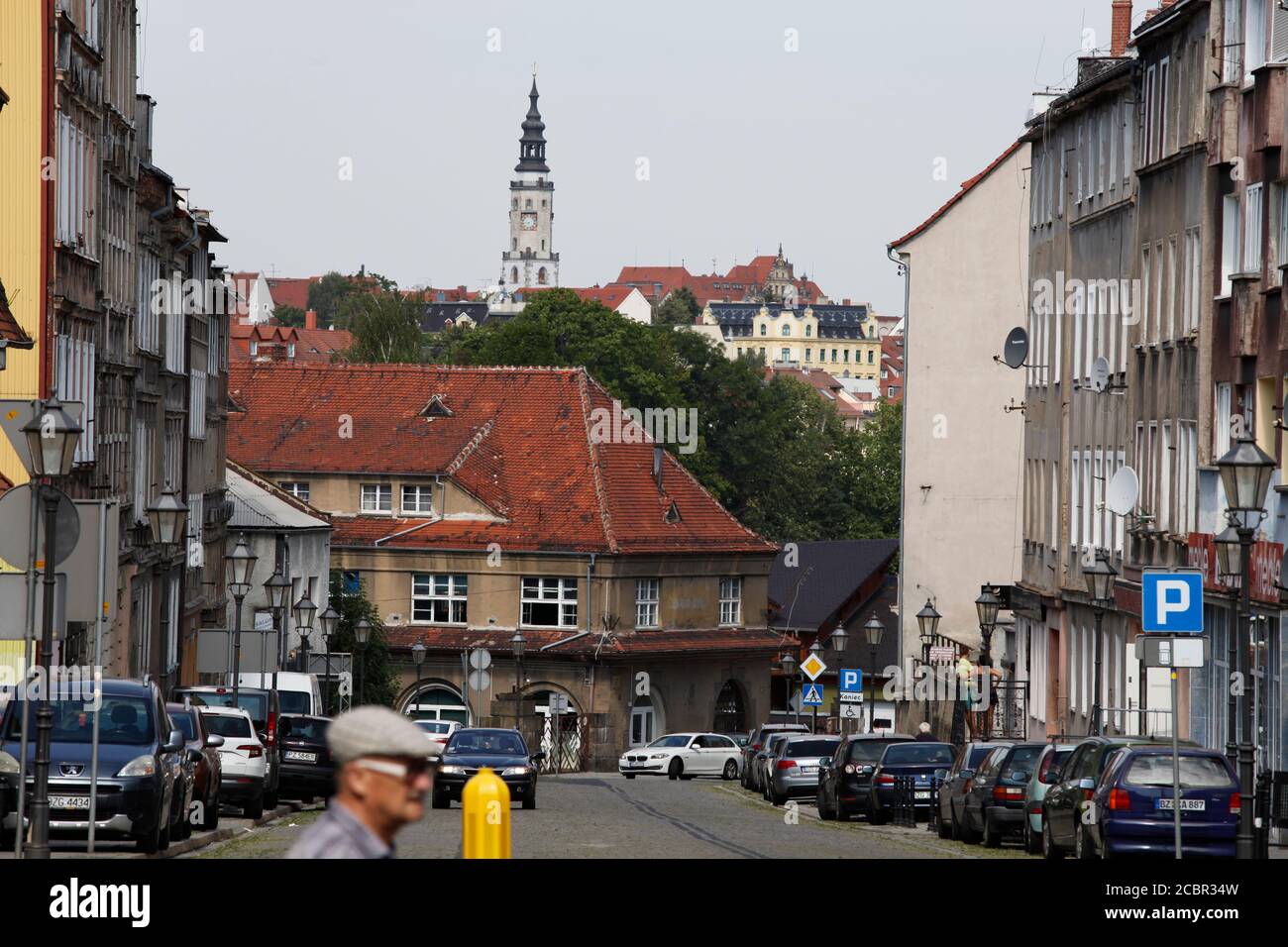 Blick in die Daszyńskiego / früher Prager Strasse in Zgorzelec Polen, im Hintergrund das Rathaus in Görlitz am 15.8.2020 Foto de stock