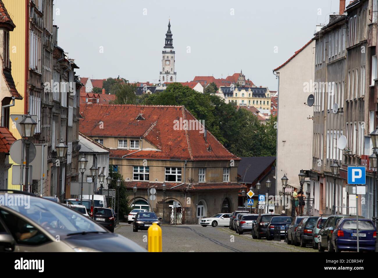 Blick in die Daszyńskiego / früher Prager Strasse in Zgorzelec Polen, im Hintergrund das Rathaus in Görlitz am 15.8.2020 Foto de stock