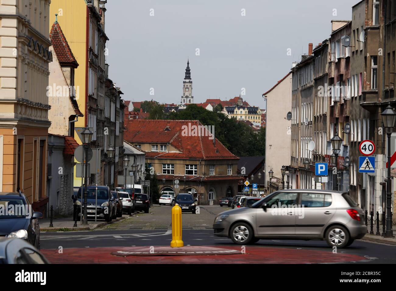 Blick in die Daszyńskiego / früher Prager Strasse in Zgorzelec Polen, im Hintergrund das Rathaus in Görlitz am 15.8.2020 Foto de stock