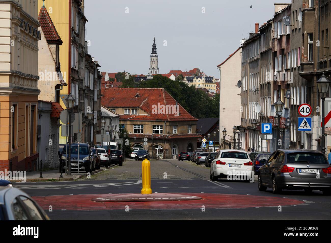 Blick in die Daszyńskiego / früher Prager Strasse in Zgorzelec Polen, im Hintergrund das Rathaus in Görlitz am 15.8.2020 Foto de stock