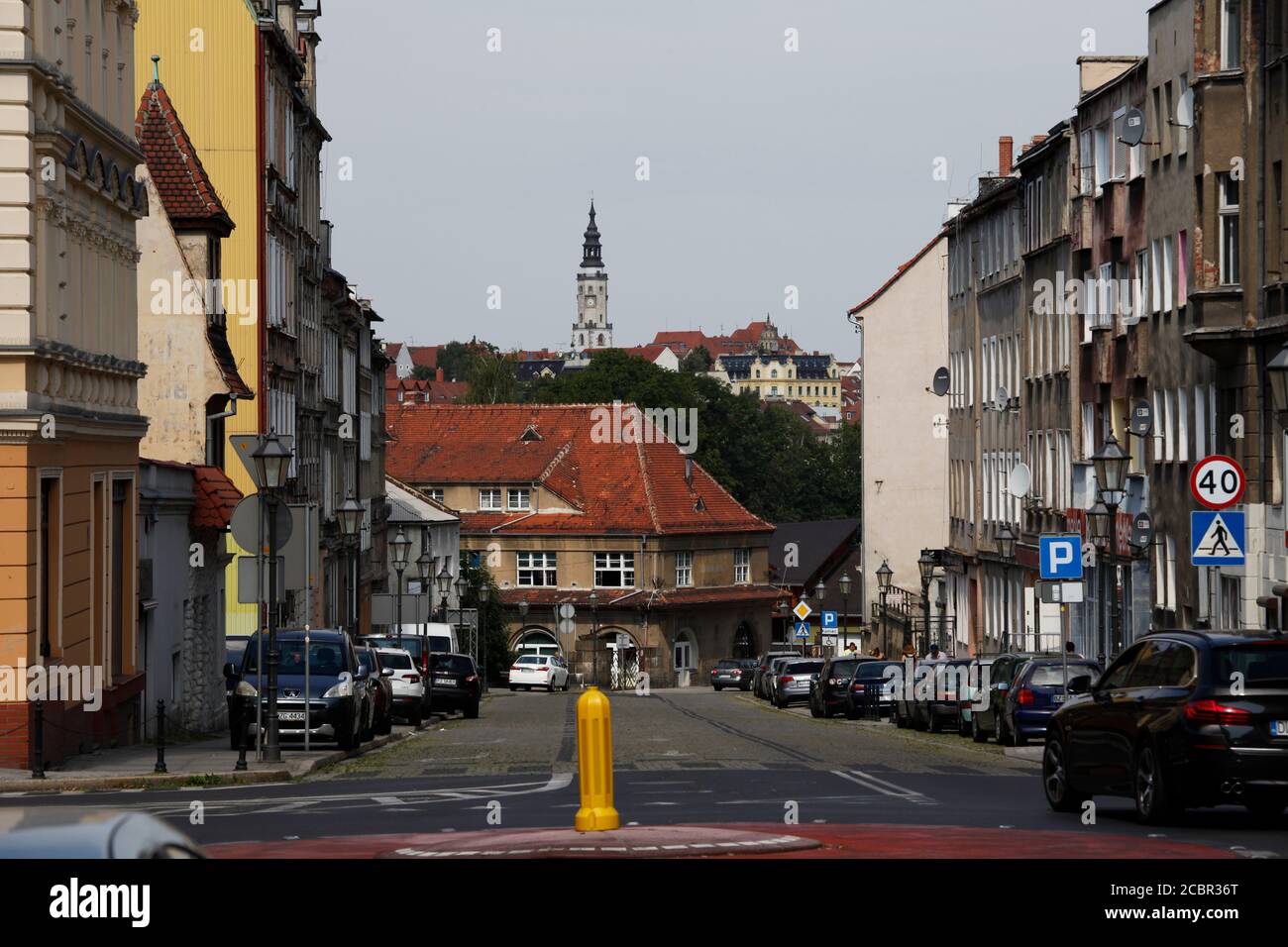 Blick in die Daszyńskiego / früher Prager Strasse in Zgorzelec Polen, im Hintergrund das Rathaus in Görlitz am 15.8.2020 Foto de stock
