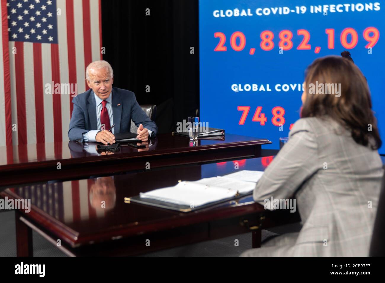 WILMINGTON, DELAWARE, EE.UU. - 13 de agosto de 2020 - el candidato presidencial de EE.UU. Joe Biden con Kamala Harris habla en la reunión informativa sobre el estado de COVID-19 en Wilming Foto de stock