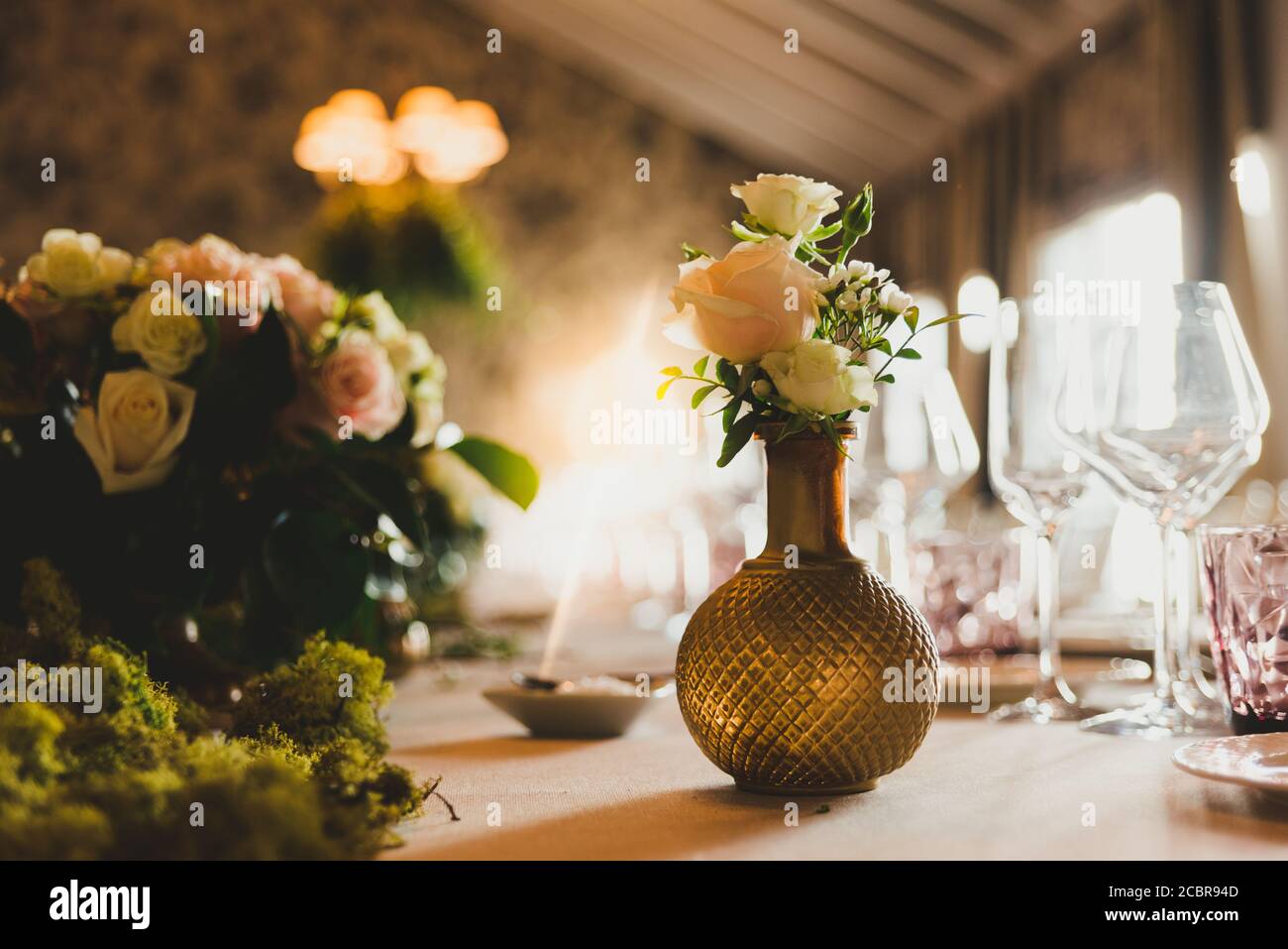 Hermoso vintage jarrones con rosas como centros de mesa de decorar mesas de  boda Fotografía de stock - Alamy