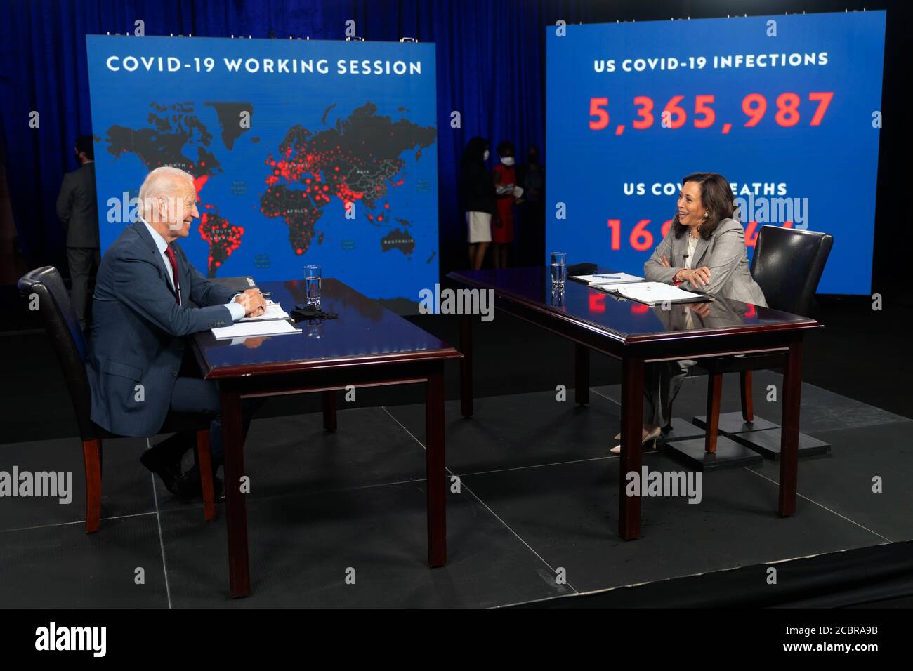 WILMINGTON, DELAWARE, EE.UU. - 13 de agosto de 2020 - el candidato presidencial de EE.UU. Joe Biden con Kamala Harris habla en la reunión informativa sobre el estado de COVID-19 en Wilming Foto de stock