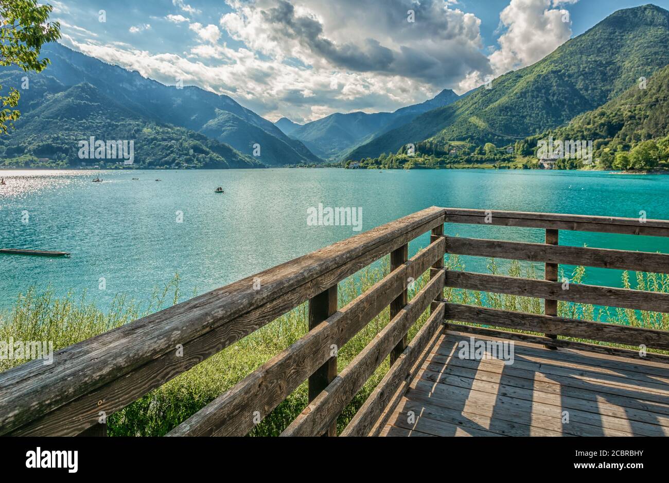 Ledro, Italia. El lago Ledro y sus playas. Un lago natural alpino. Increíbles colores turquesa, verde y azul. Valle de Ledro, Trentino Alto Adige, Italia Foto de stock