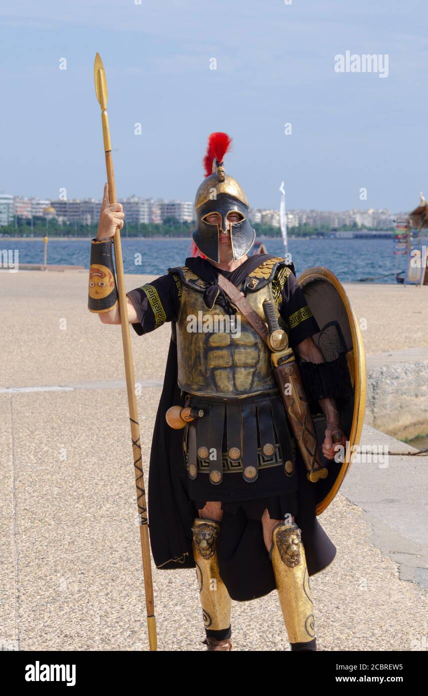 Hombre vestido como un antiguo soldado de hoplite griego para atraer a los clientes en un mini-crucero en Tesalónica Grecia - Foto: Geopix/Alamy Stock Photo Foto de stock