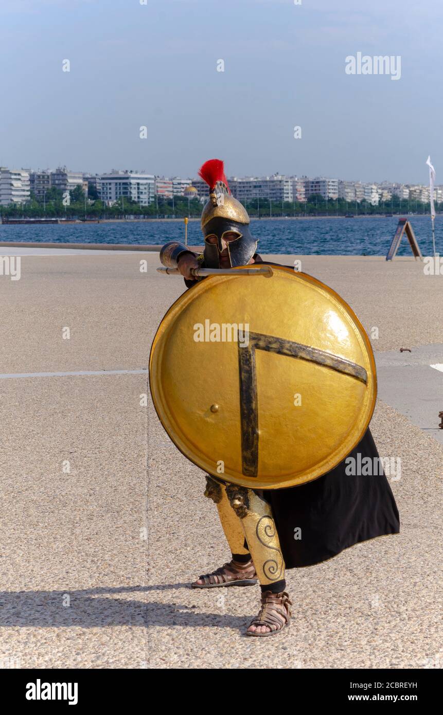Hombre vestido como un antiguo soldado de hoplite griego para atraer a los clientes en un mini-crucero en Tesalónica Grecia - Foto: Geopix/Alamy Stock Photo Foto de stock