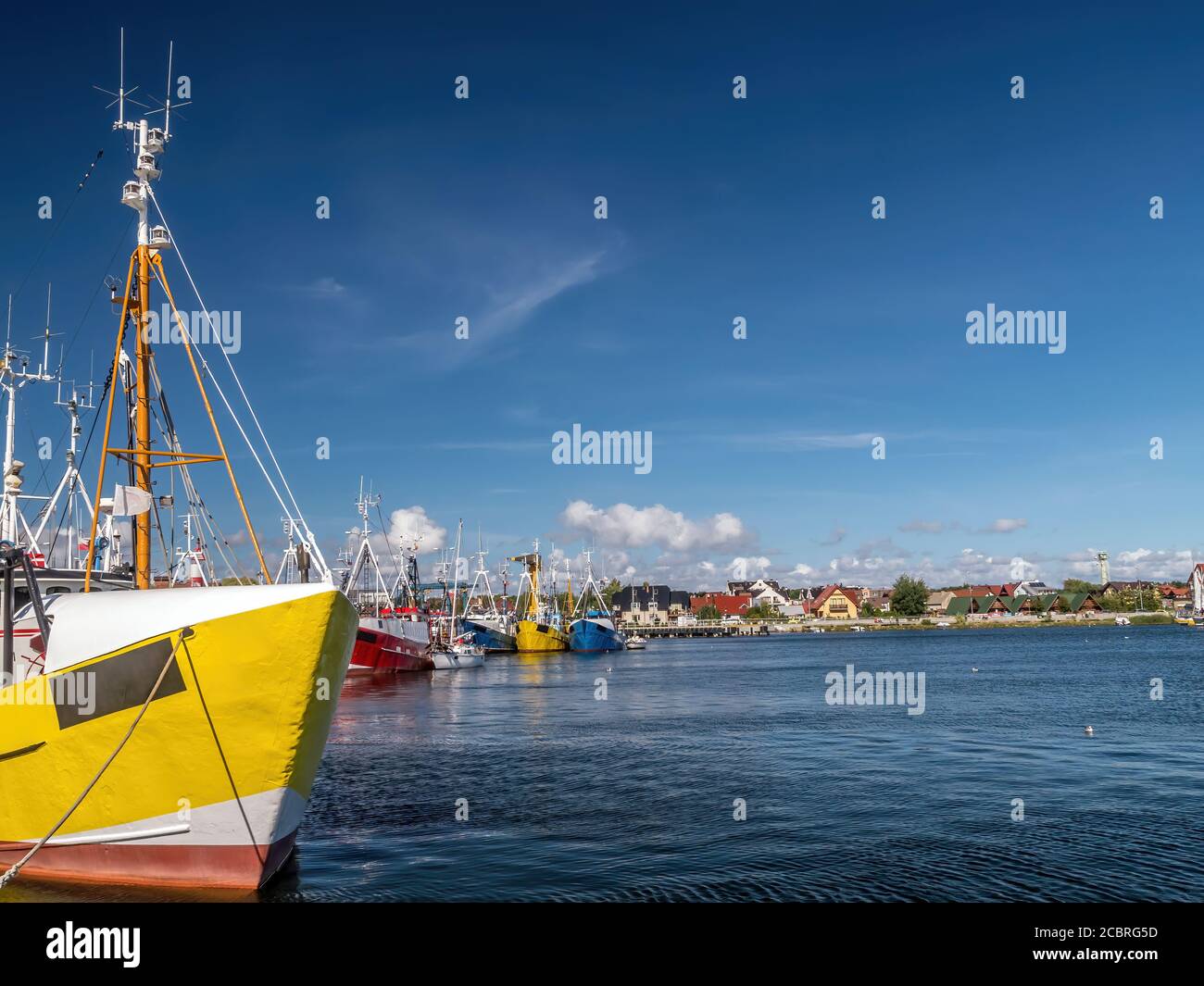 Cortadores de pescado atracados en el puerto de Jastarnia, Polonia Foto de stock