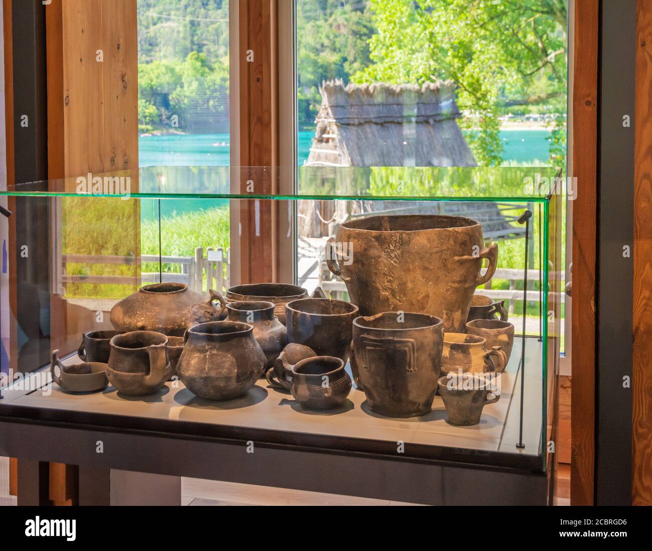 Museo de viviendas Pile – Molina di Ledro ... se componen de una serie de artefactos descubiertos en el sitio de viviendas Pile, a orillas del encantador Foto de stock