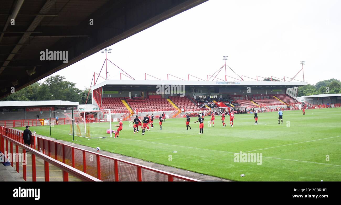 Crawley Sussex UK 15 de agosto de 2020 - Sam Ashford se dirige en el primer gol de Crawley en la segunda mitad durante el partido de fútbol amistoso de Crawley Town v Crystal Palace de menos de 23 años antes de la temporada, celebrado a puertas cerradas en el People's Pension Stadium en Crawley: Crédito Simon Dack / Alamy Live News Foto de stock