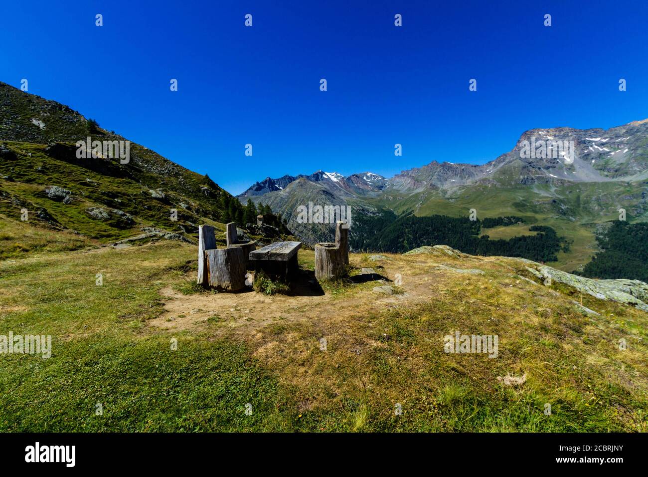 Zona de almuerzo refugio de montaña en los Alpes Foto de stock