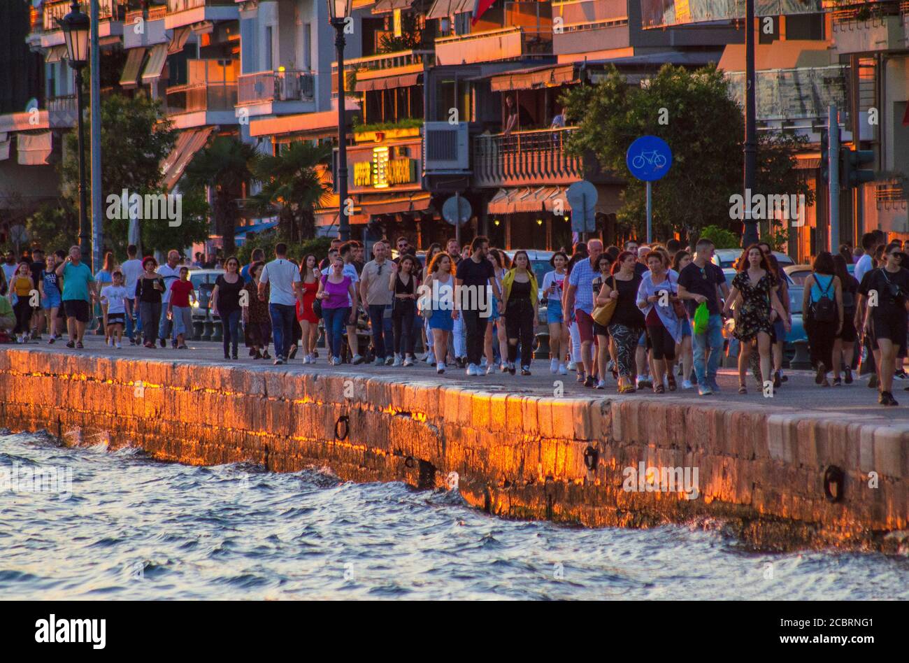 THESSALONIKI, GRECIA - 27 de junio de 2020 - un paseo marítimo abarrotado en Thessaloniki, Grecia, que tiene un toque de queda COVID-19 de 11PM a 7AM para las empresas a probar Foto de stock