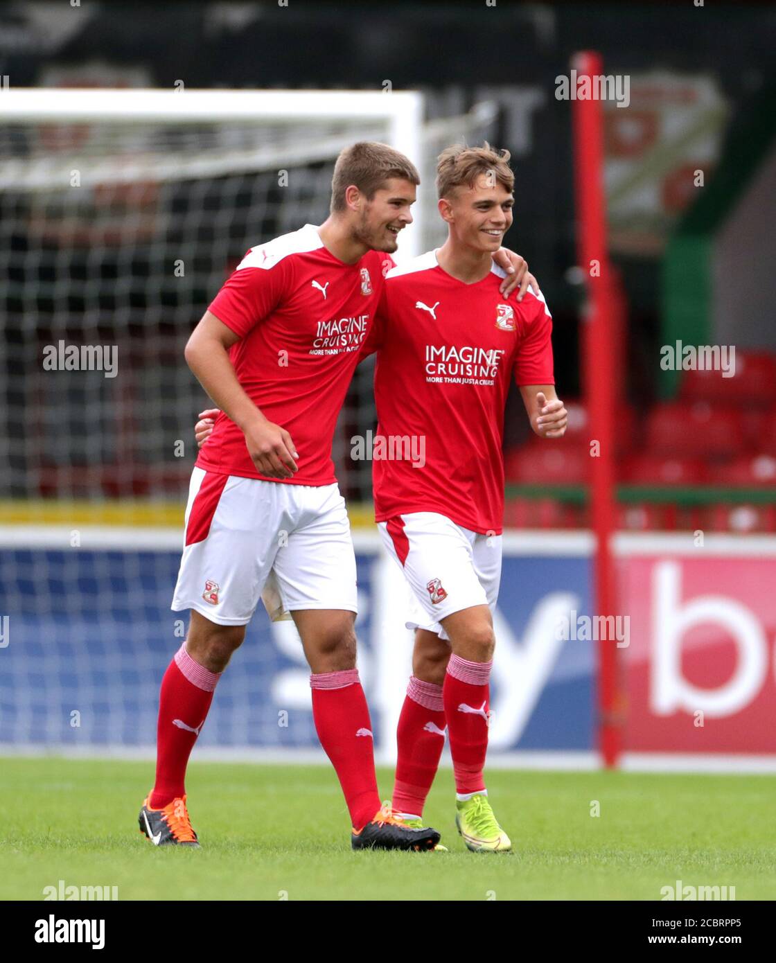 Scott Twine de Swindon Town (derecha) celebra marcar el segundo gol de su lado durante el partido amistoso de la pre-temporada en el County Ground, Swindon. Foto de stock