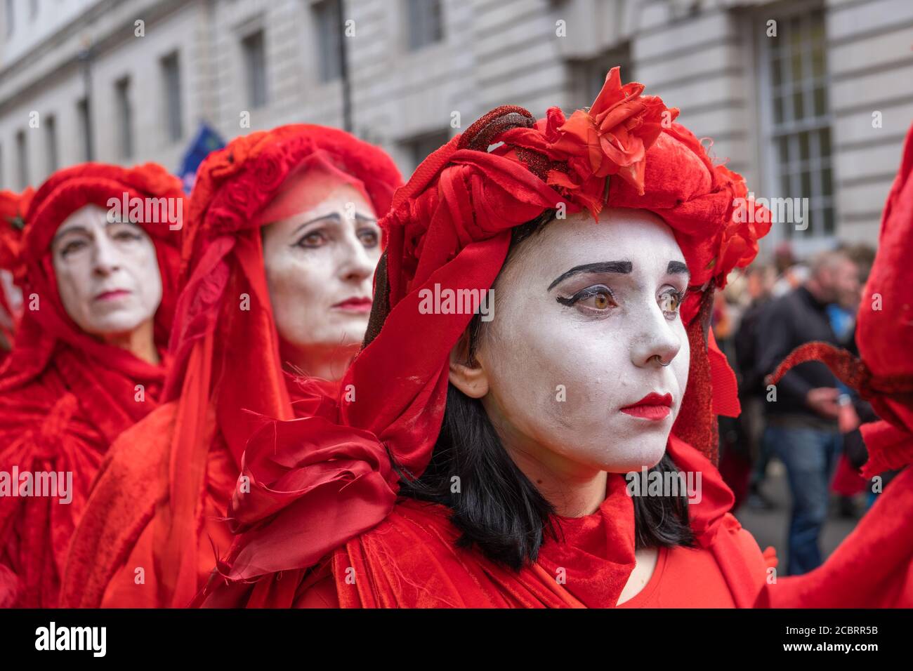 Londres, Reino Unido - 18 de octubre de 2019: Una fila de extinción Rebelión de los manifestantes de la Brigada Roja Parading en Londres Foto de stock