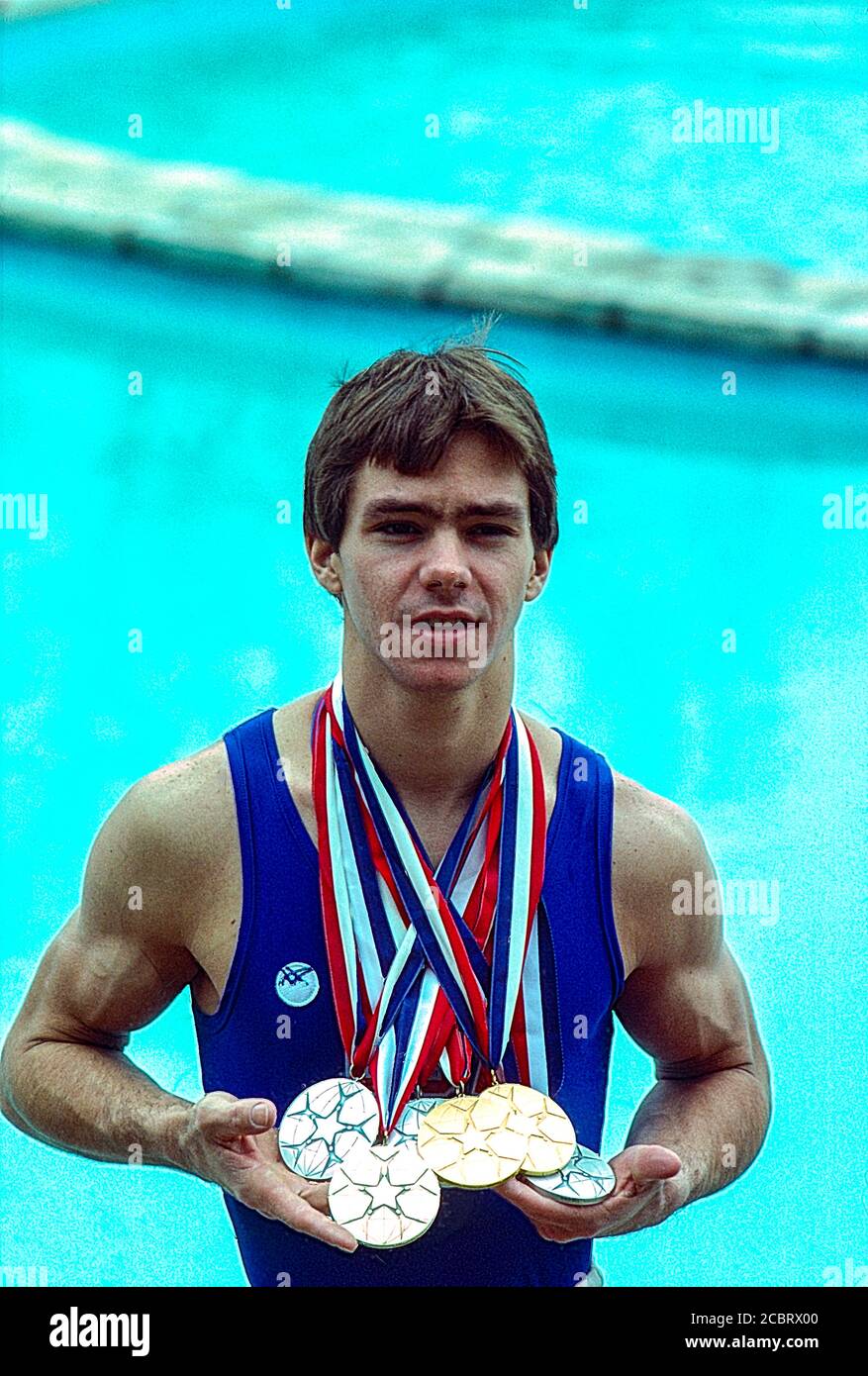Kurt Thomas (EE.UU.) muestra sus medallas ganadas en el Campeonato Mundial de Gimnasia artística 1979. Foto de stock