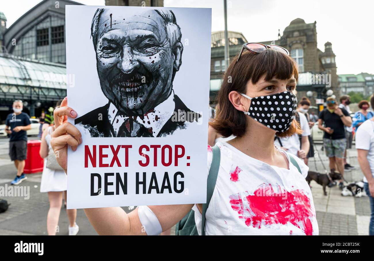 Hamburgo, Alemania. 15 de agosto de 2020. Una mujer tiene un signo con la imagen del presidente bielorruso A. Lukashenko y la firma "Diccionario sangriento a la haya" en una manifestación de los bielorrusos que viven en el exilio. Se manifestaron bajo el lema "Mostrar solidaridad con Bielorrusia" contra el resultado probablemente manipulado de las elecciones presidenciales y la opresión en su patria. Crédito: Markus Scholz/dpa/Alamy Live News Foto de stock