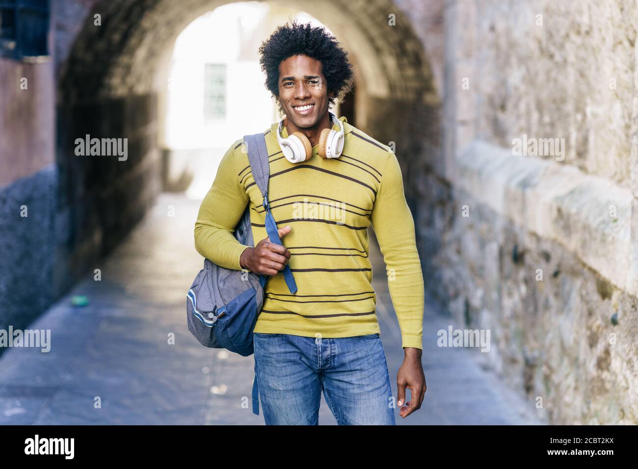 Hombre negro con pelo afro de visita turística en Granada Foto de stock