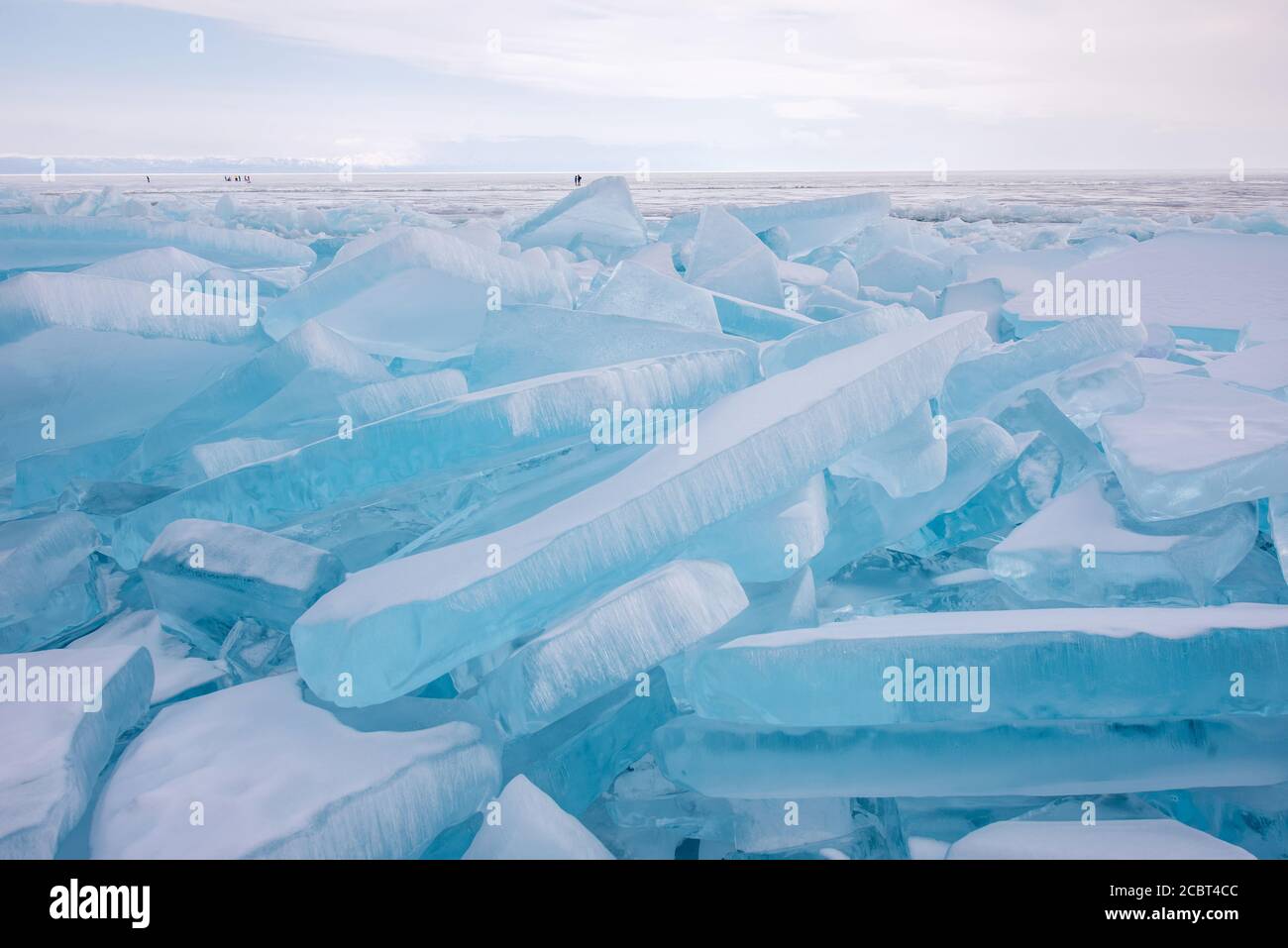 Bloques de hielo en la superficie congelada del Lago Baikal, Rusia Foto de stock