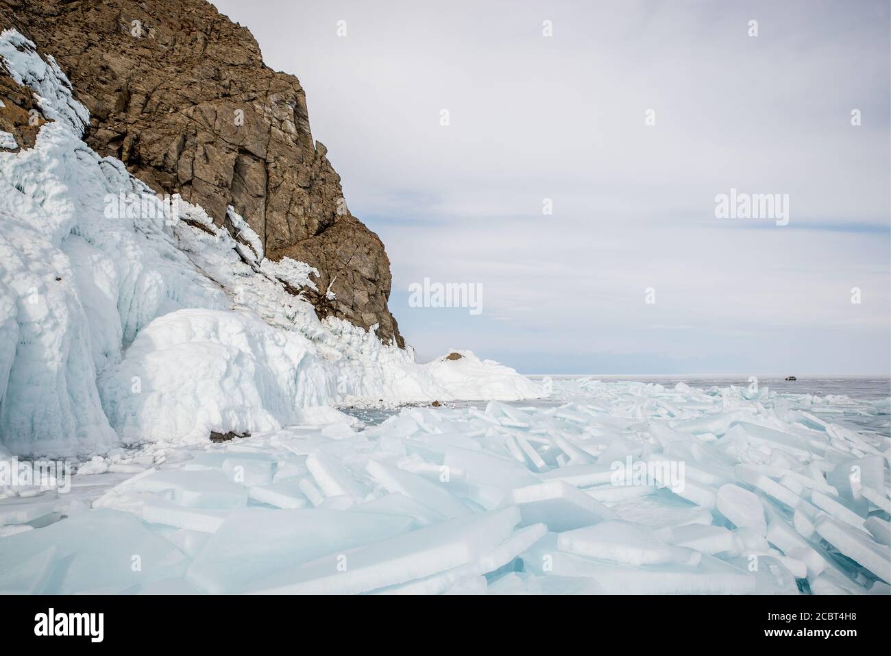 Bloques de hielo en la superficie congelada del Lago Baikal, Rusia Foto de stock