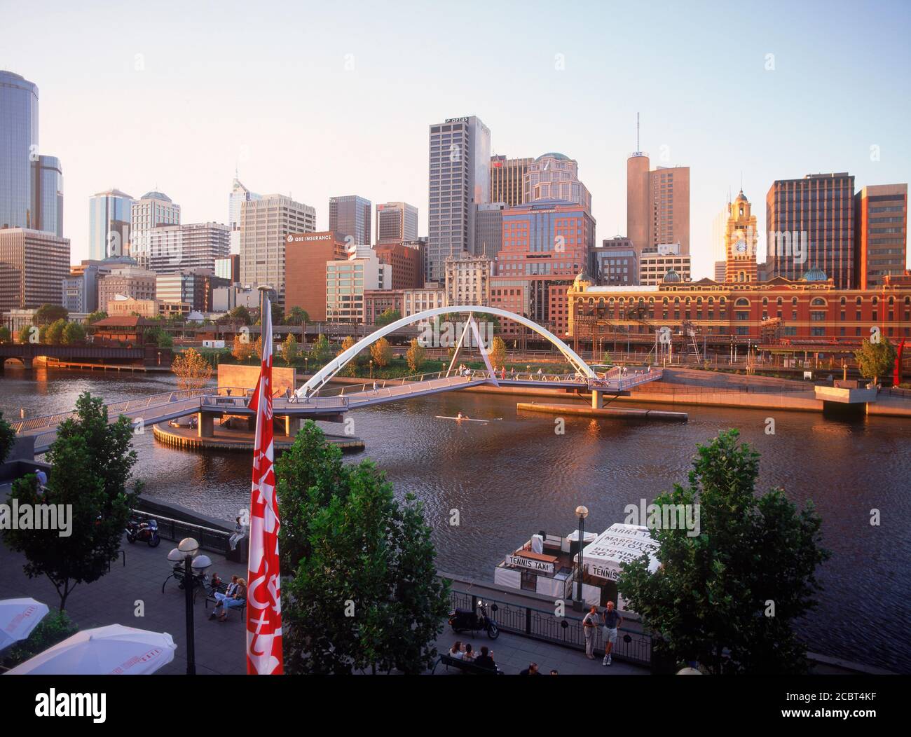 Southgate complejo el río Yarra al atardecer en Melbourne Skyline con el puente de Queens Foto de stock