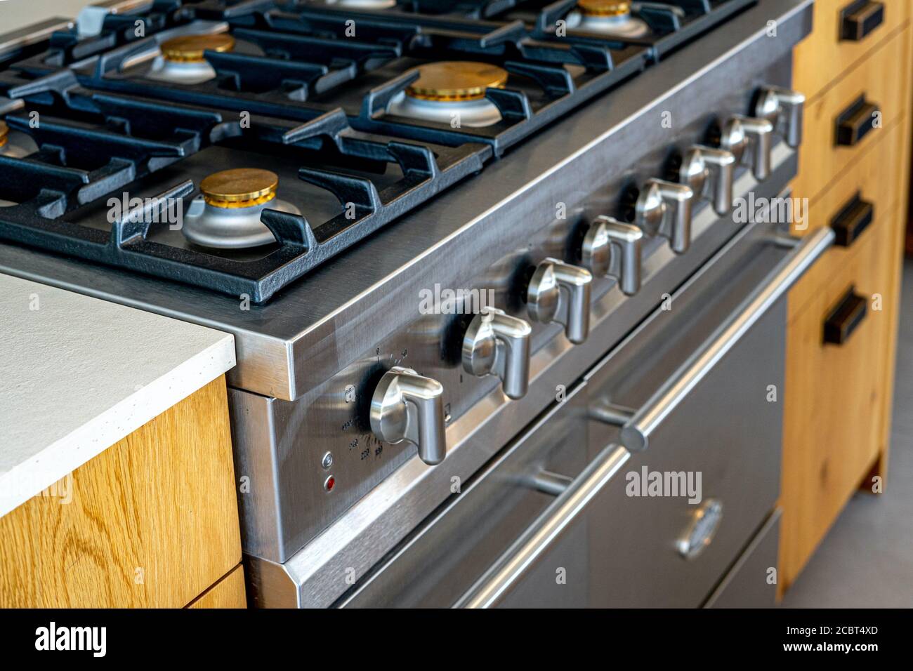 Cocina de gas y horno eléctrico incorporado en la nueva cocina moderna de  madera. Foto de primer plano Fotografía de stock - Alamy