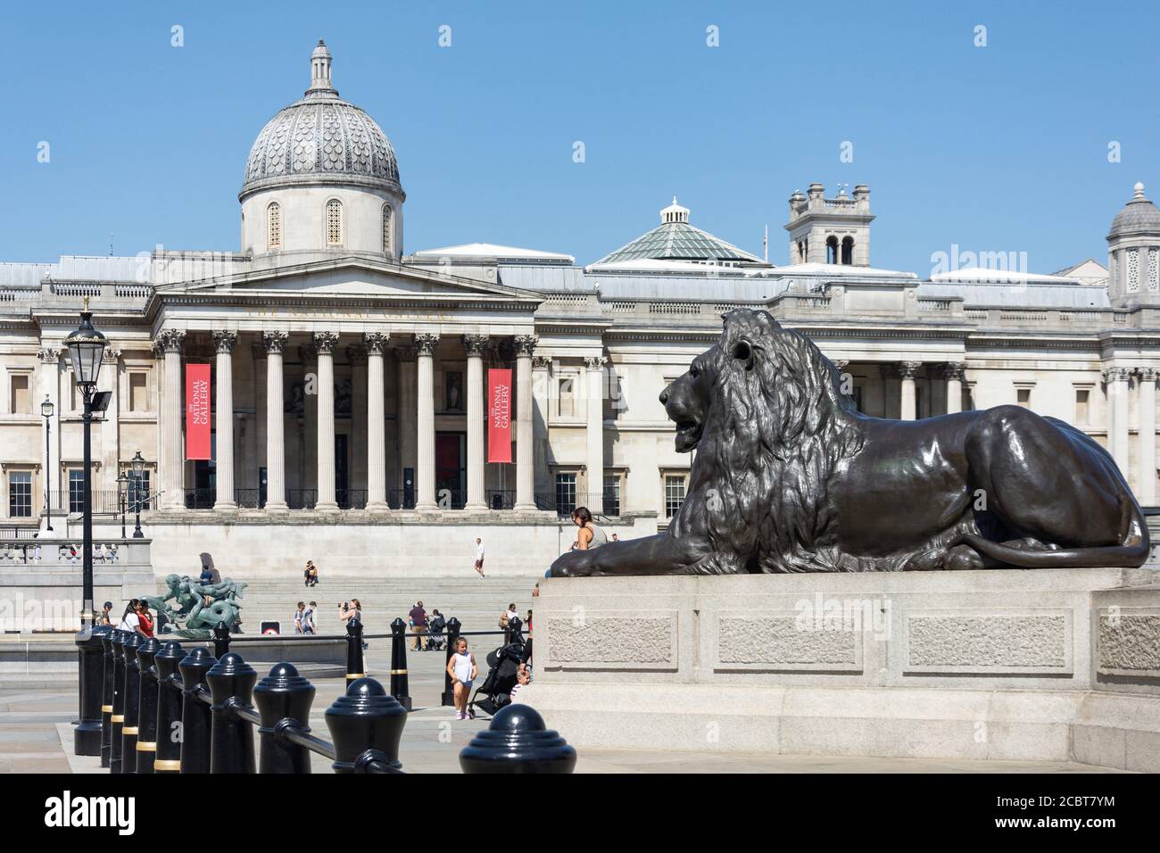 Galería Nacional y Estatua del León, Trafalgar Square, Ciudad de Westminster, Gran Londres, Inglaterra, Reino Unido Foto de stock