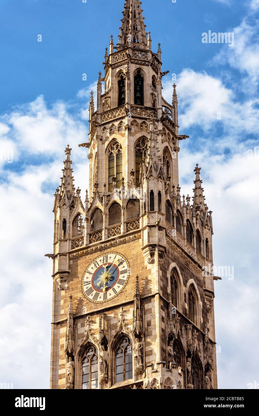 Torre del Reloj o Glockenspiel de Rathaus (Nuevo Ayuntamiento) en la plaza Marienplatz, Munich, Baviera, Alemania. Es un antiguo punto de referencia de Munich. Detalle de ornamentación Foto de stock