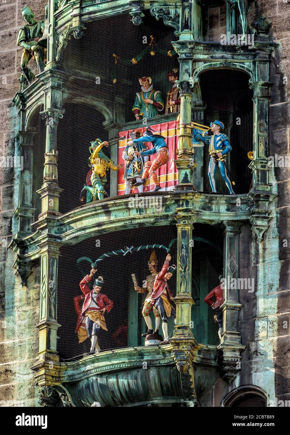 Torre del Reloj o primer plano de Glockenspiel, sección de juego de campanas, Munich, Alemania. Detalle de Rathaus (Nuevo Ayuntamiento) con campanilla en el centro de Munich. Lo es Foto de stock