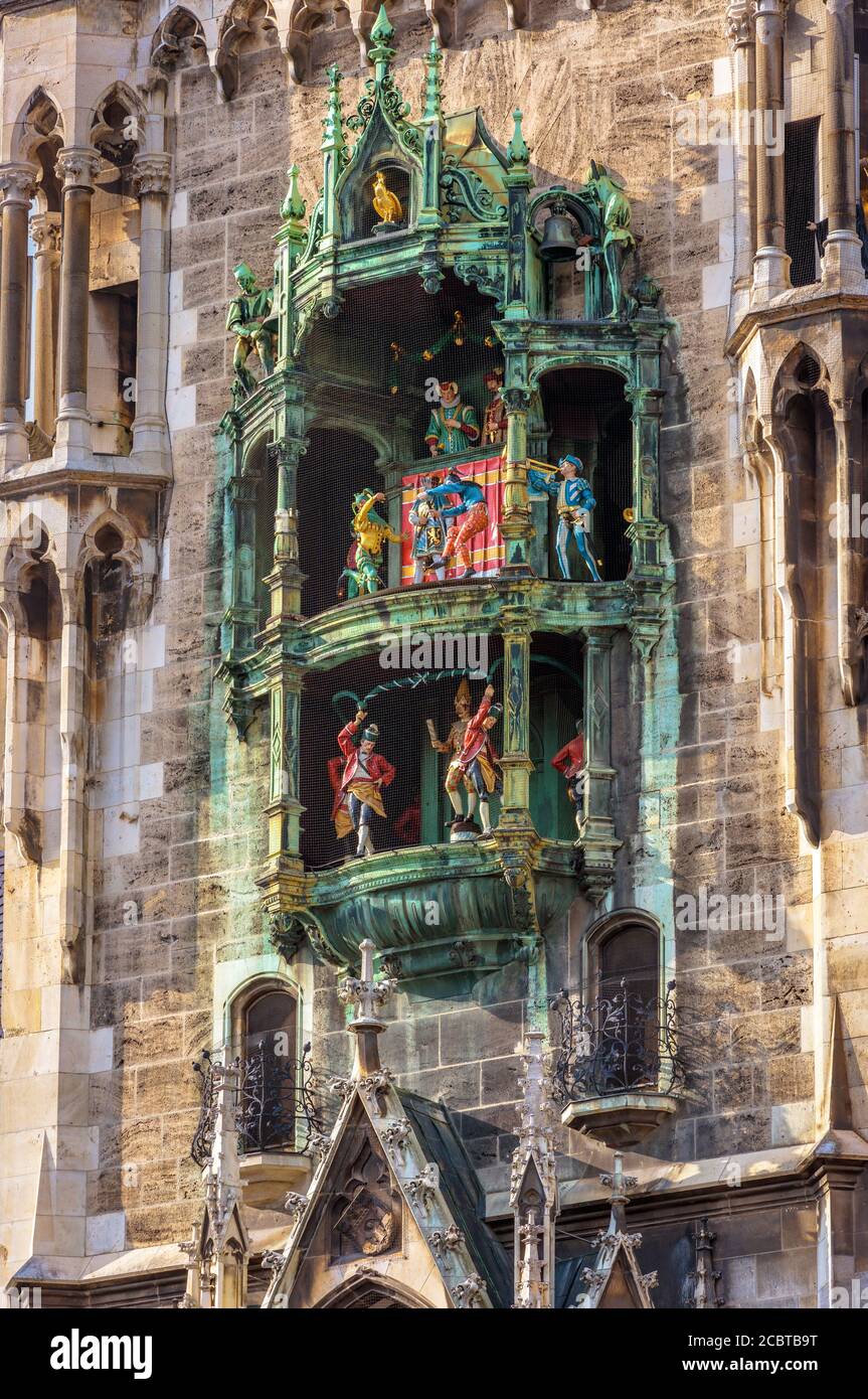 Reloj Torre o Glockenspiel closeup, sección de juego de campanas, Munich, Alemania. Detalle de Rathaus (Nuevo Ayuntamiento) con campanilla en el centro de Munich. Lo es Foto de stock