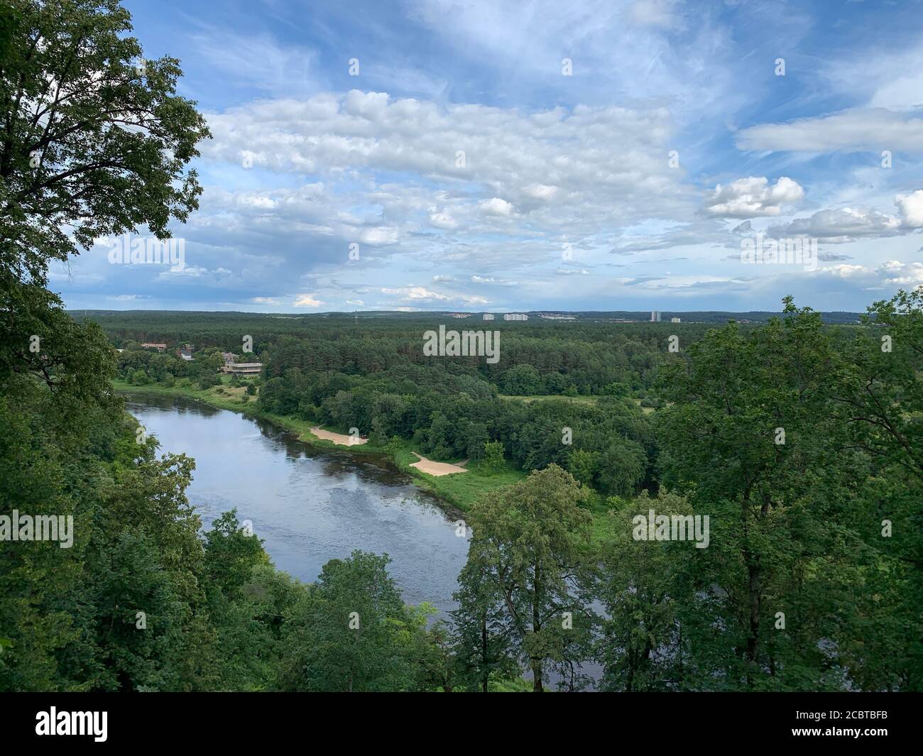 Río Neris y el bosque. Vista desde la zona de observación en el Parque Regional Verkiai (Verkiu parkas). Vilna, Lituania Foto de stock