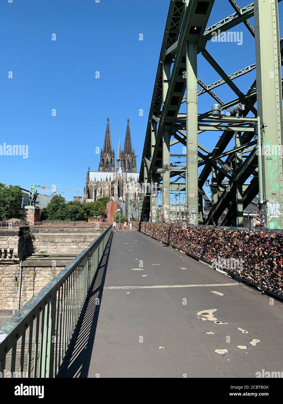 Puente de Hohenzollern (Hohenzollernbrücke) lleno de cerraduras. Colonia Koln, Renania del Norte-Westfalia / Alemania Foto de stock