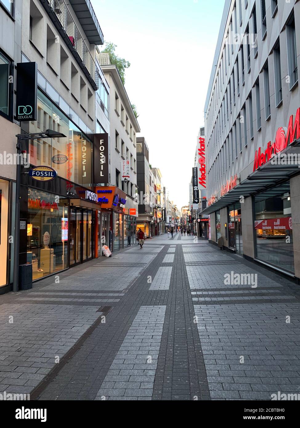 Tiendas peatonales calle Hohe en el centro de la ciudad. Colonia Koln, Renania del Norte-Westfalia / Alemania. Foto de stock