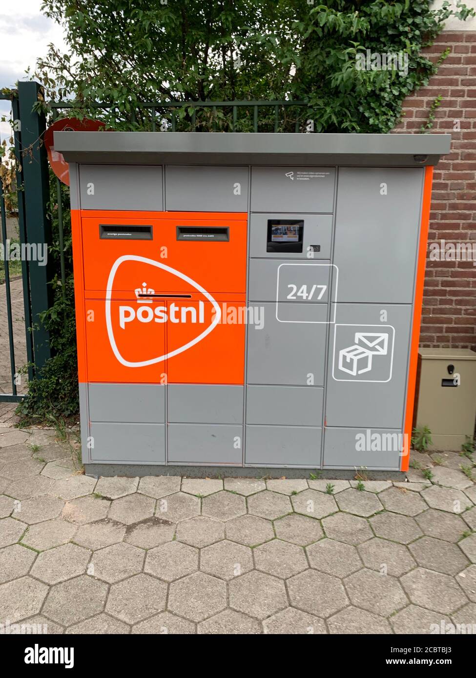 Máquina de paquetería y cartas PostNL (pakketautomaat) en la ciudad de Tilburg. Tilburg, Brabante del Norte / países Bajos. Foto de stock