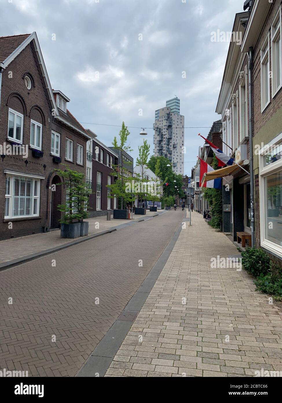Edificios históricos modernos y antiguos en la calle Noordstraat. Tilburg, Brabante del Norte, países Bajos. Foto de stock