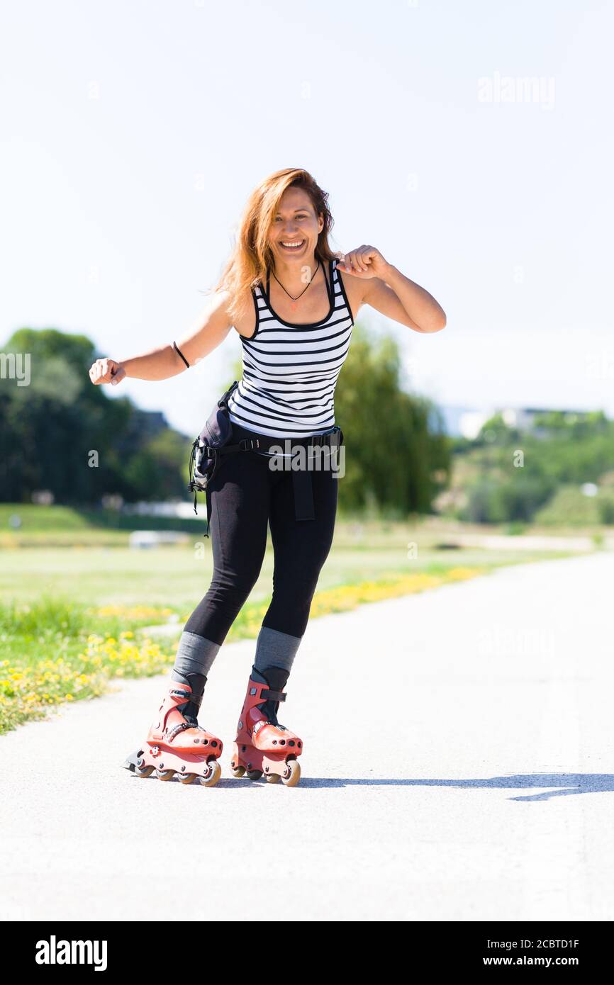 patinadora de ruedas en asfalto al aire libre en un caliente día de verano  Fotografía de stock - Alamy