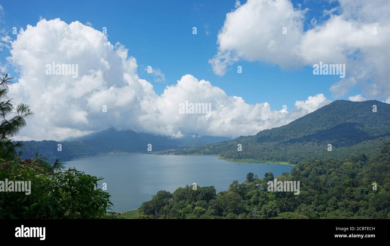 Vista al lago con denso bosque en las montañas Foto de stock