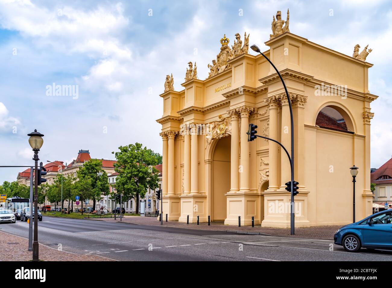 La Puerta de Brandenburgo (en alemán: Brandenburger Tor) en la Luisenplatz en Potsdam Foto de stock