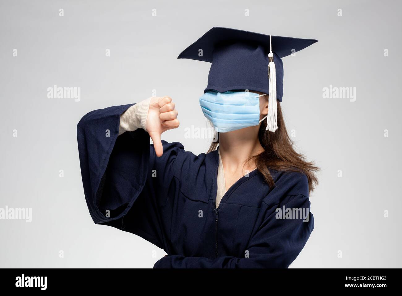 Retrato de niña de graduación, máscara médica de vista. Un aprobado. Auto aislamiento, cuarentena, concepto de graduación virtual Foto de stock