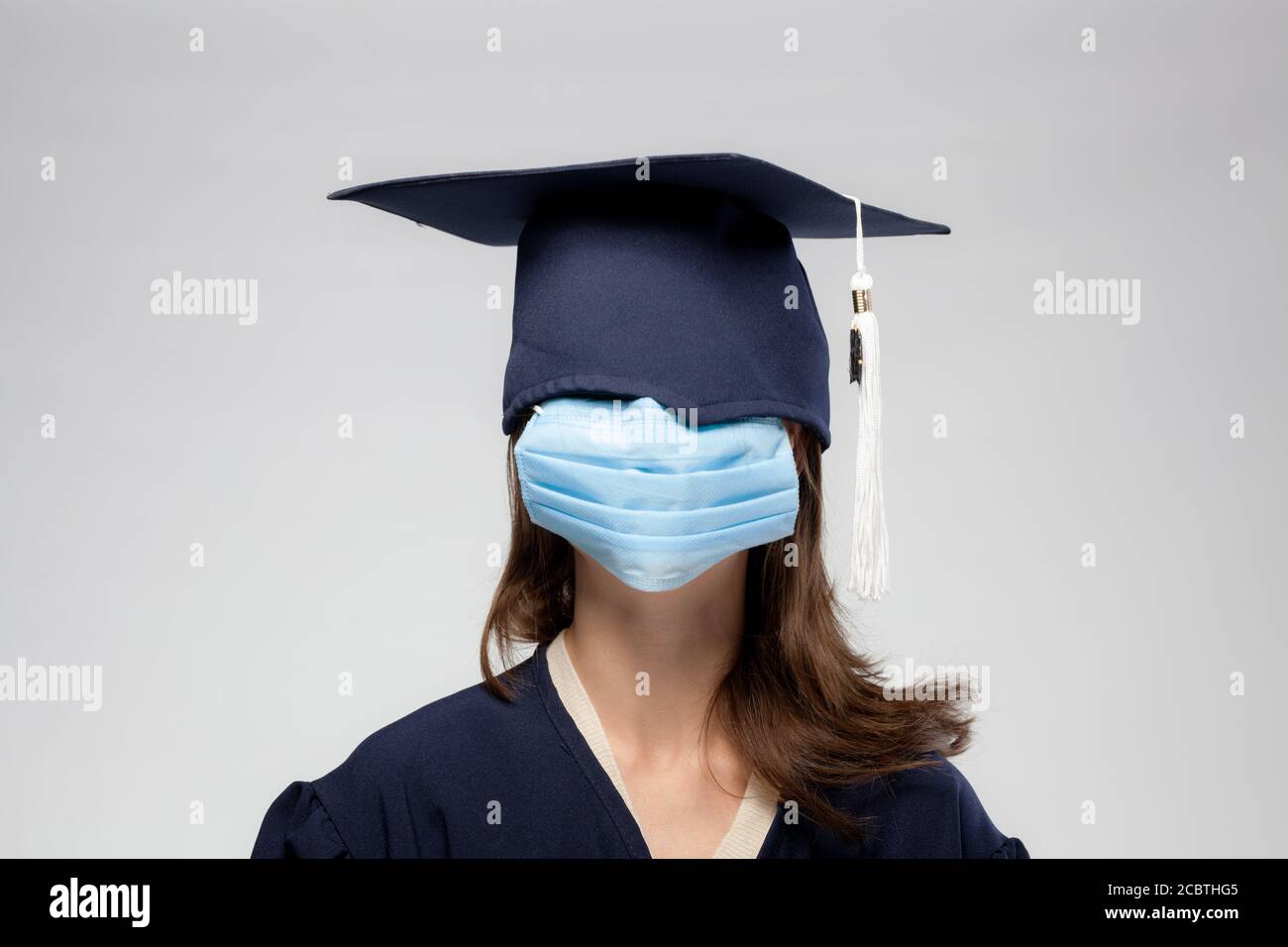 Retrato de niña de graduación, máscara médica de vista. Auto aislamiento, cuarentena, concepto de graduación virtual Foto de stock