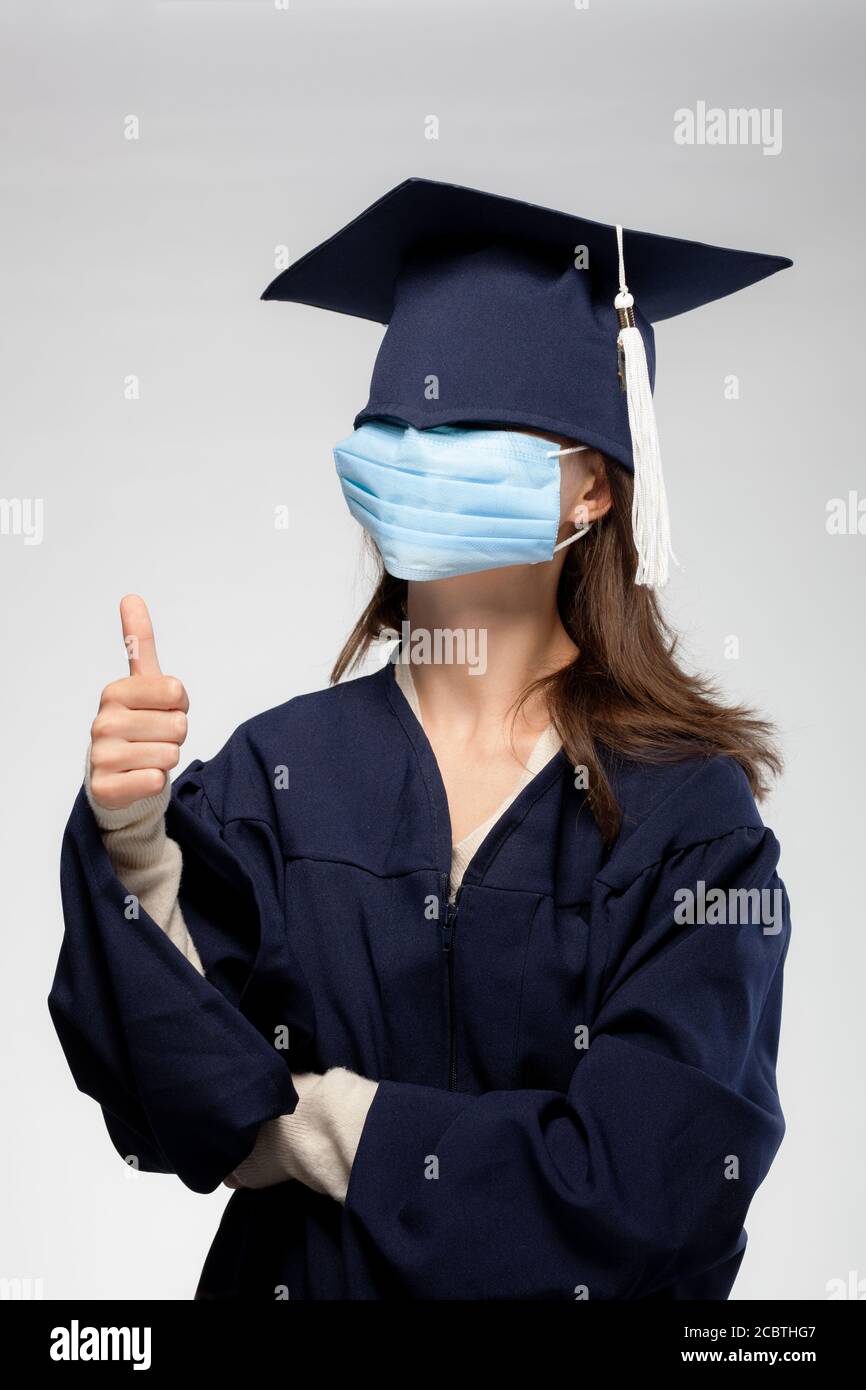 Retrato de niña de graduación, máscara médica de vista. Aprobado. Auto aislamiento, cuarentena, concepto de graduación virtual Foto de stock