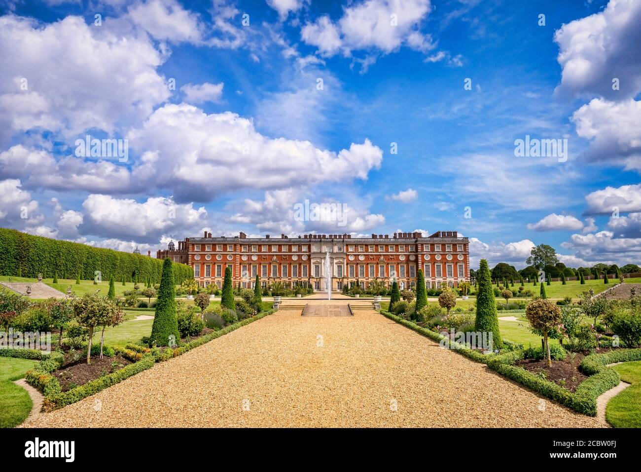El 9 de junio de 2019: Richmond upon Thames, Londres, Reino Unido - El Frente Sur y jardín privado de Hampton Court Palace, la antigua residencia real en el oeste de Londres. Foto de stock