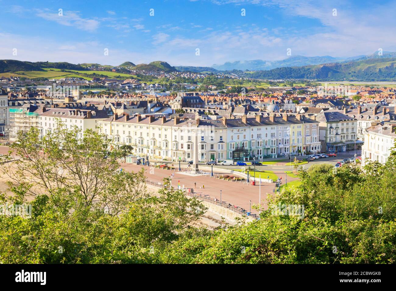 8 de agosto de 2020: Llandudno, Gales del Norte - una vista sobre la ciudad victoriana, desde el Paseo Marítimo hasta el campo circundante y Snowdonia, desde el... Foto de stock