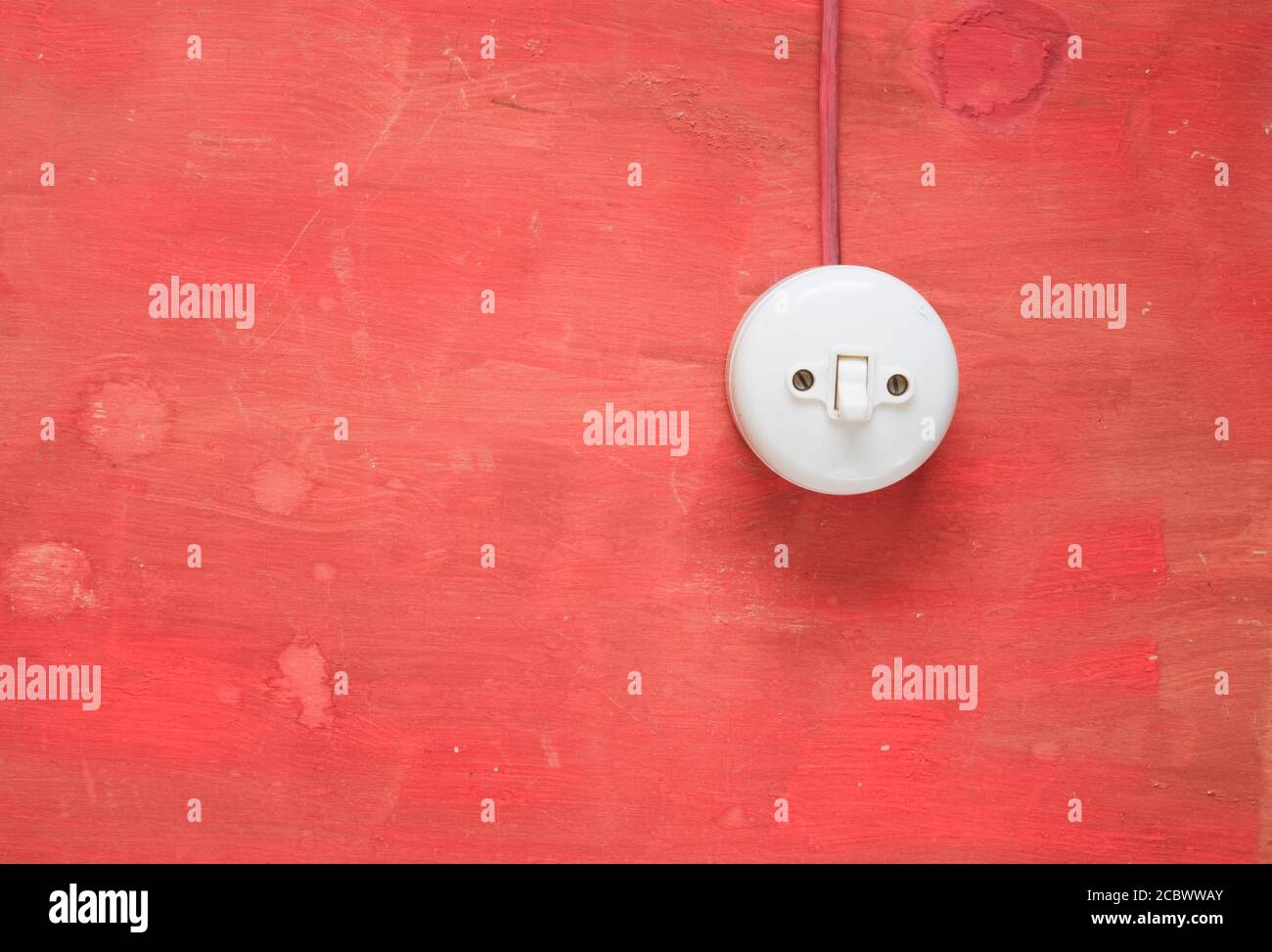 vintage swtich eléctrico en la pared roja, idea y puesta en marcha de simulacro, libre espacio de copia Foto de stock