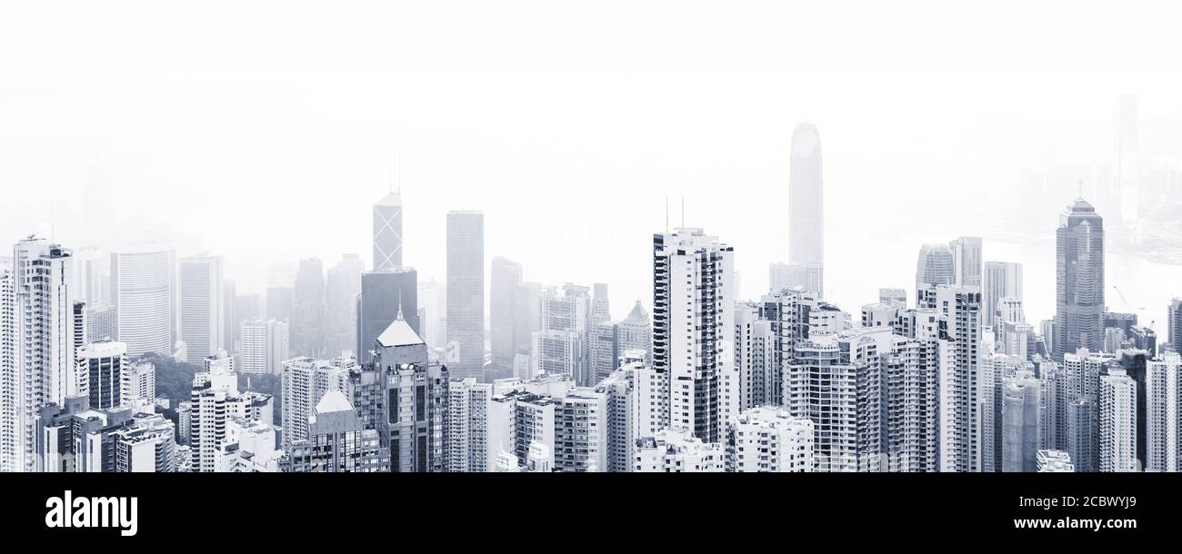 Paisaje urbano moderno de color azul de fondo, foto panorámica de la ciudad con horizonte urbano en un día de niebla Foto de stock