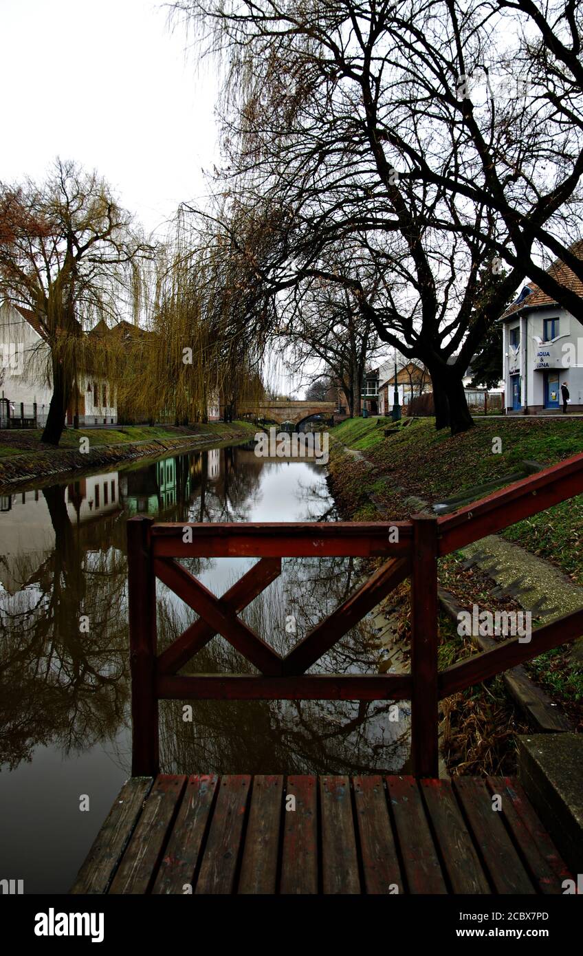 Gyula es una ciudad situada en el río Fehér Körös, cerca de la frontera rumana. Un antiguo asentamiento, Gyula alcanzó el estado municipal en el siglo 15. Th Foto de stock