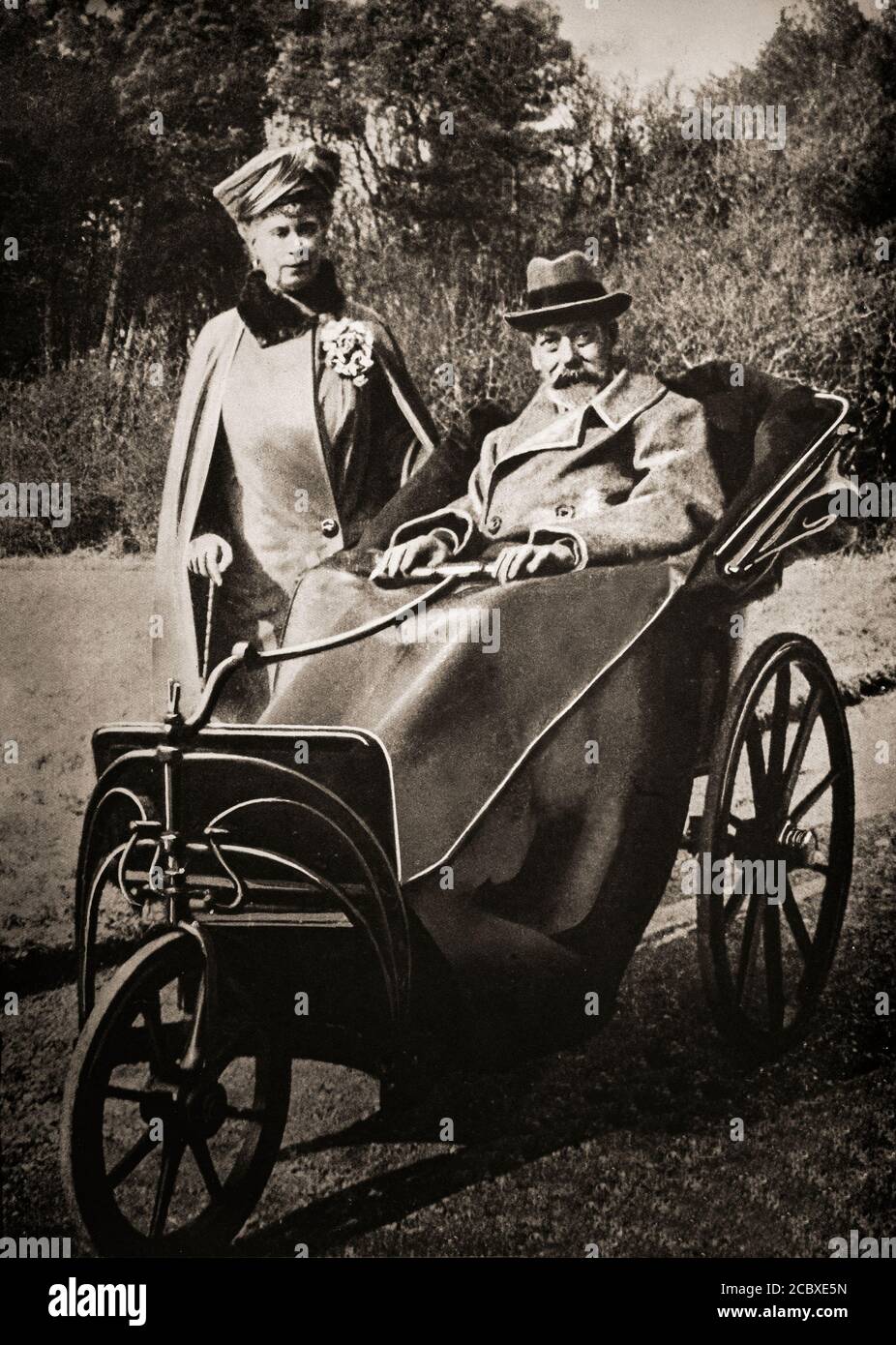 En noviembre de 1928, el rey Jorge V (1865-1936), cayó gravemente enfermo de septicemia, y durante los dos años siguientes su hijo Edward asumió muchas de sus funciones. Se le ve un carruaje inválido con la Reina Consort Mary. Foto de stock