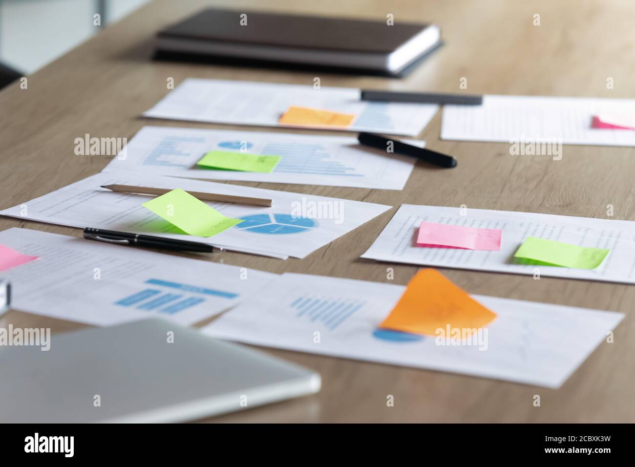 Cerrar informes de investigación de marketing en papel sobre la mesa. Foto de stock